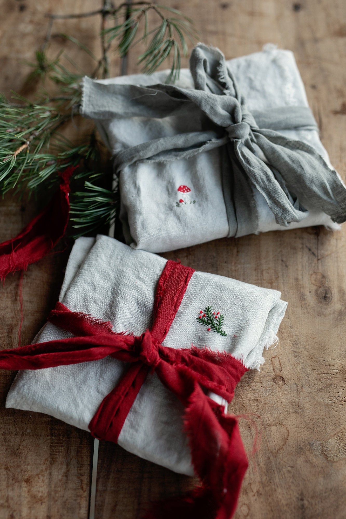 Set of 2 Light Grey Linen Napkin Gift Wrap – allthebeautifullinen, image size:1333x2000