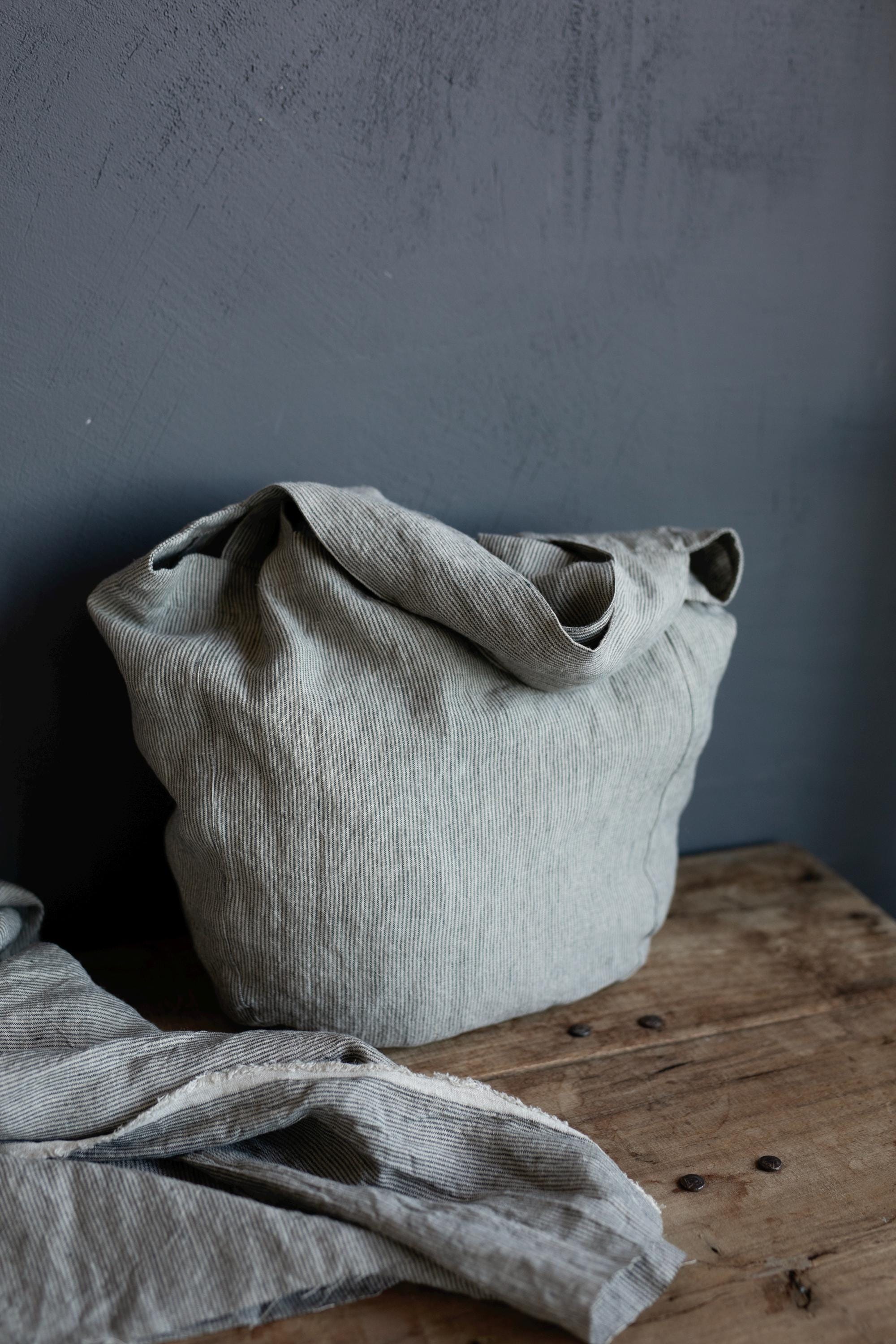 B&amp;W Stripe Small Round Linen Bag