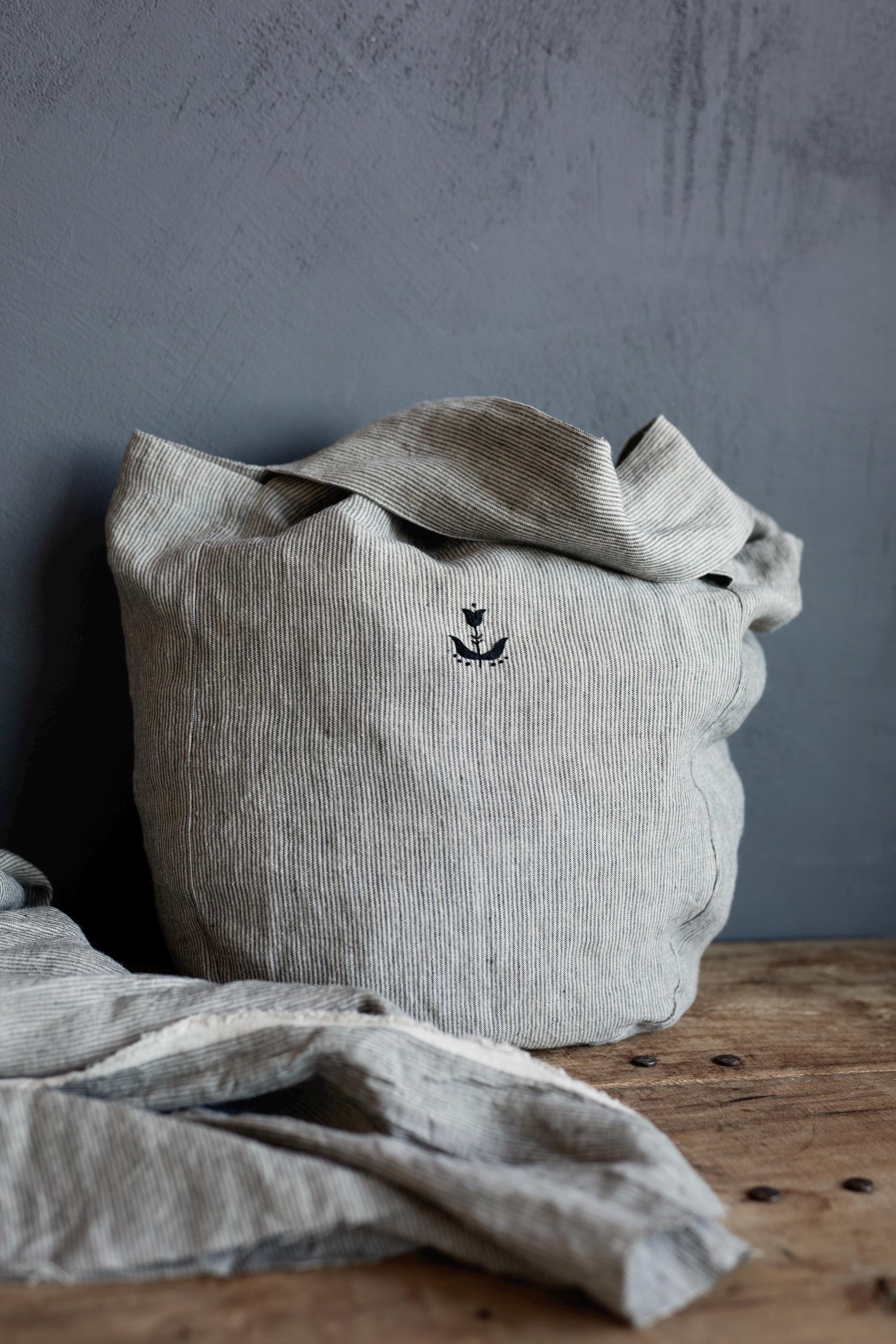 B&amp;W Stripe Small Round Linen Bag