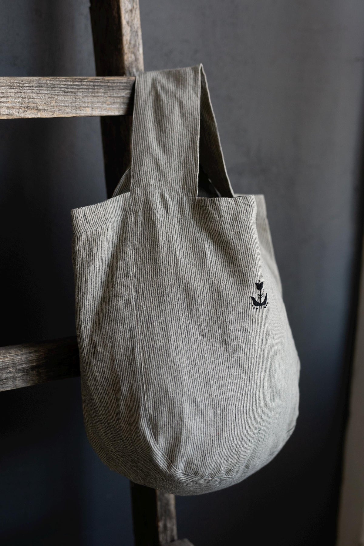 B&amp;W Stripe Small Round Linen Bag