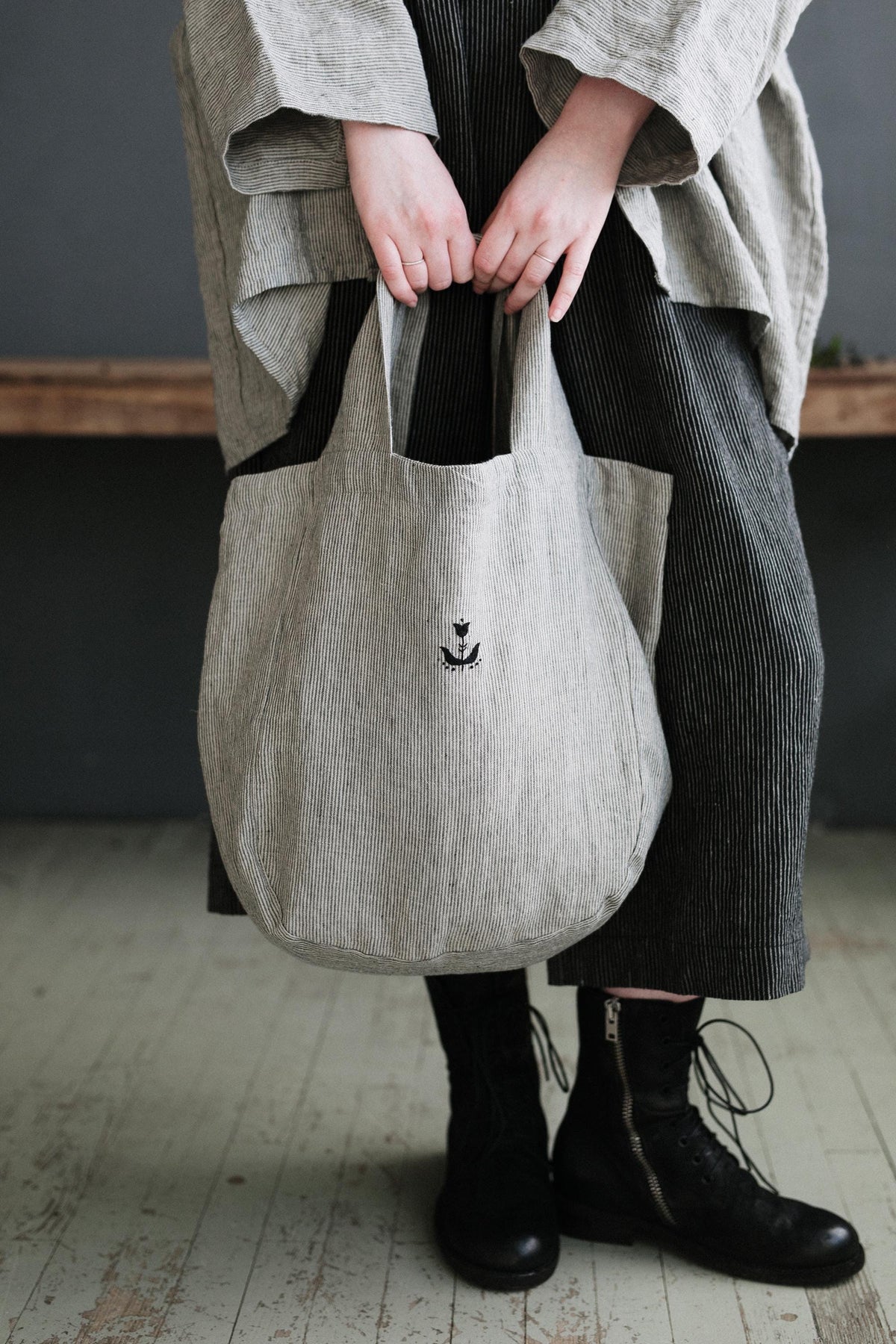 B&amp;W Stripe Small Round Linen Bag