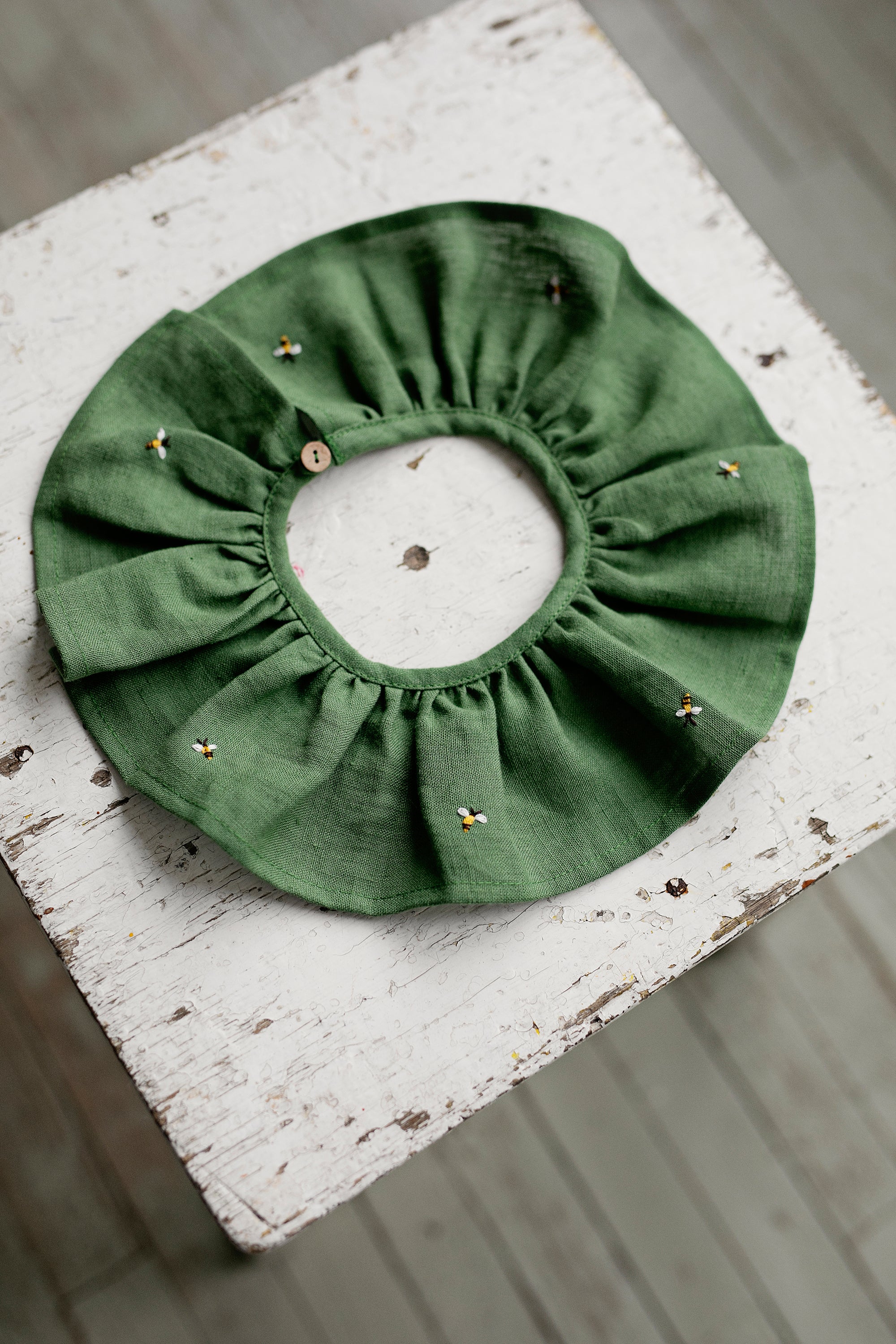 Apple Green Ruffle Linen Collar with Bees