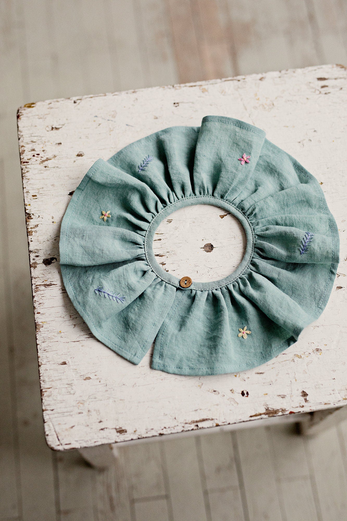 Mint Ruffle Linen Collar with Flowers